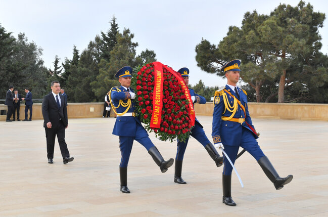Qırğızıstan Prezidenti Şəhidlər xiyabanını ziyarət etdi - Fotolar