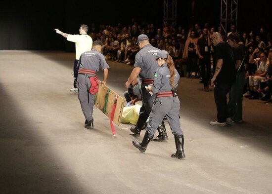 Gənc model səhnədə ÖLDÜ - FOTO