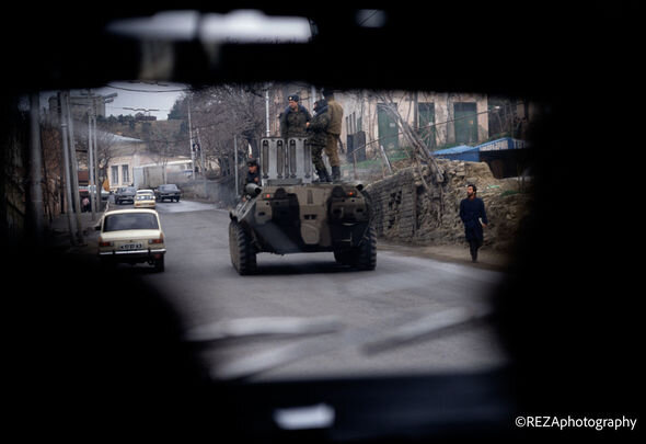 Reza Deqati: "Yaxınımı axtarmaq adı ilə morqa girib şəhidlərin şəklini çəkdim" - MÜSAHİBƏ + FOTO
