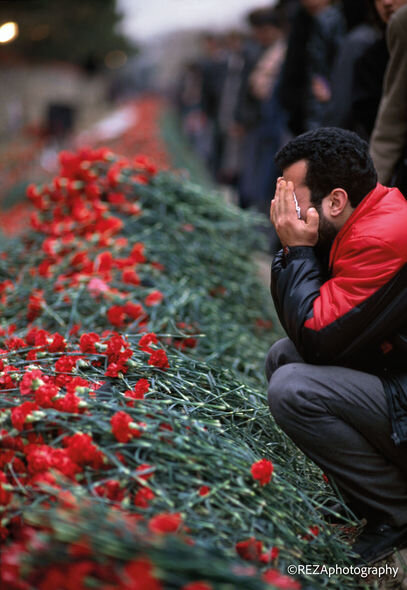 Reza Deqati: "Yaxınımı axtarmaq adı ilə morqa girib şəhidlərin şəklini çəkdim" - MÜSAHİBƏ + FOTO