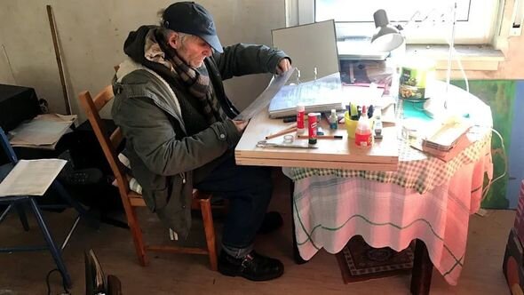 Zibil qutusunda eşələnən qoca ölkənin qəribə milyonçusuna çevrildi - FOTO