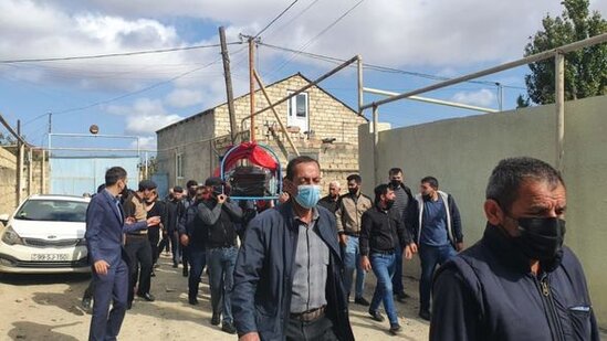 Koronavirusdan vəfat edən jurnalist dəfn olunub - FOTO