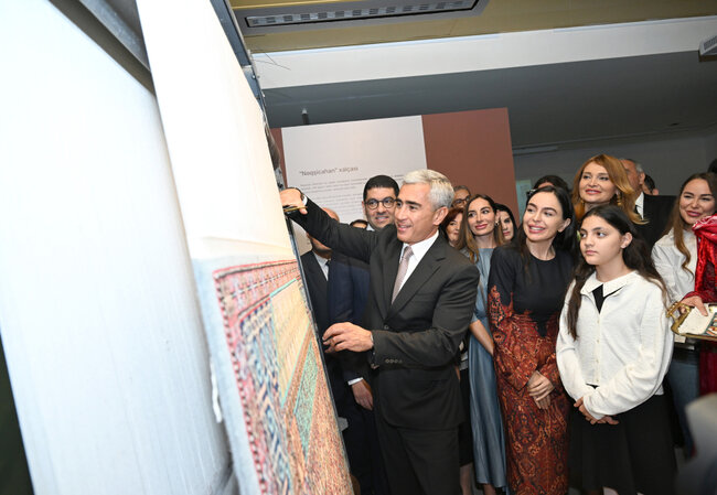 Prezidentin qızları Şahzadə ilə sərgidə - Fotolar