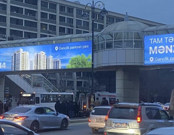 Bakıda avtomobil keçiddən istifadə etməyən qadını vurub - FOTO