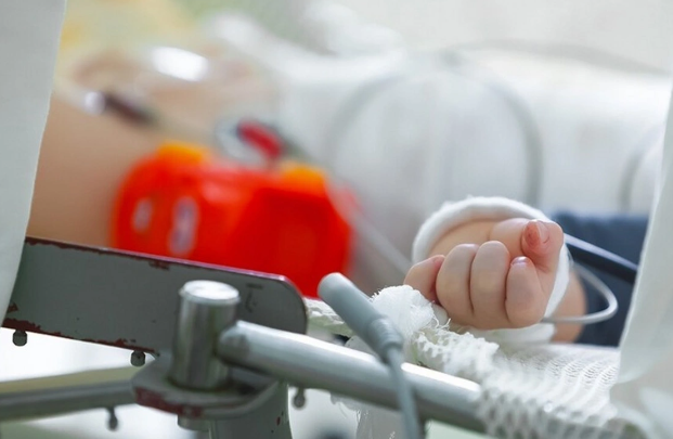 Bakıda pəncərədən yıxılan uşaq xəstəxanaya yerləşdirilib