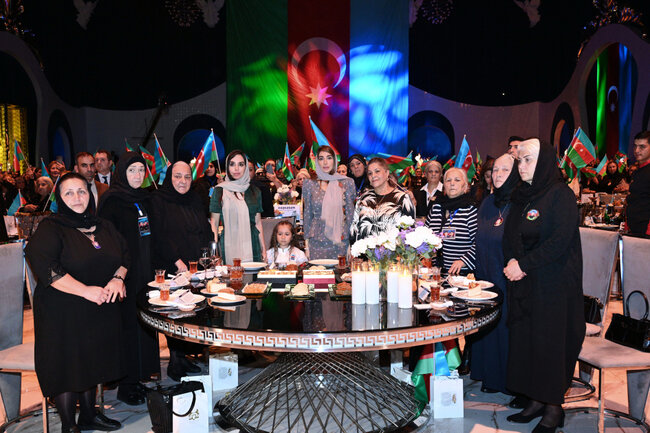 Prezidentin qızları Zəfəri şəhid anaları ilə qeyd etdi - Fotolar