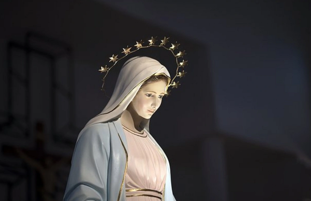 Avstraliyada katolik kilsədə Madonnanın heykəli "ağlamağa" başlayıb: Gözündən yaş əvəzinə yağ axıb