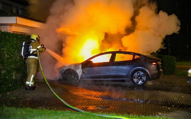 Almaniyada avtosalon yaxınlığında yeddi "Tesla" avtomobili yanıb