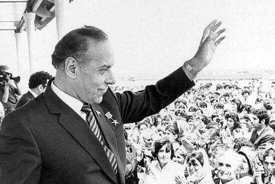 Heydər Əliyevin anım günüdür