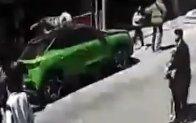 Zəlzələ anında özünü binadan atdı - Video