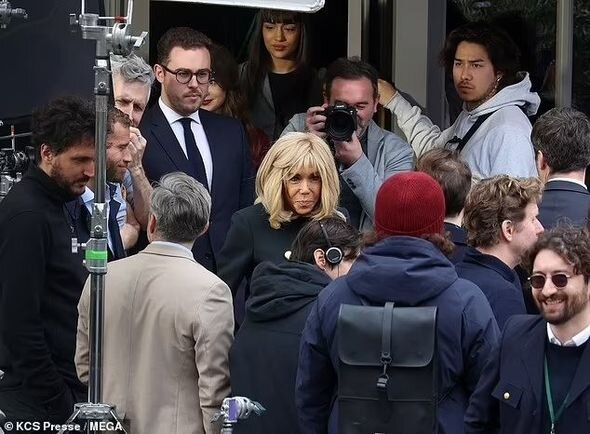 Makronun 70 yaşlı arvadı məşhur "Netflix" serialının çəkiliş meydançasında görüntülənib - FOTO