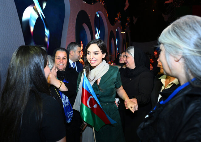 Prezidentin qızları Zəfəri şəhid anaları ilə qeyd etdi - Fotolar