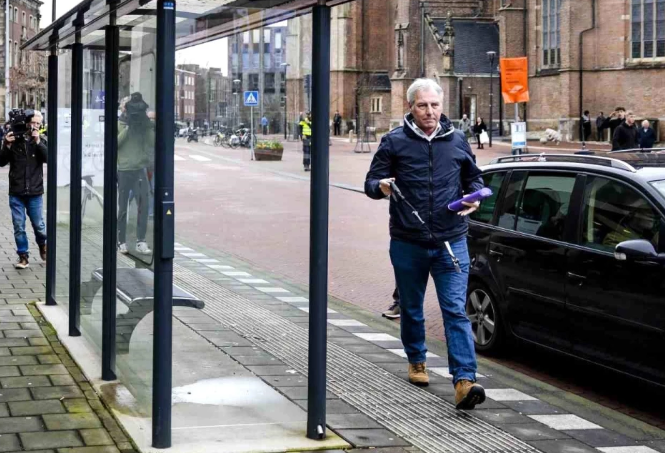 PEGIDA lideri Qurani-Kərimi yerdə sürüdü