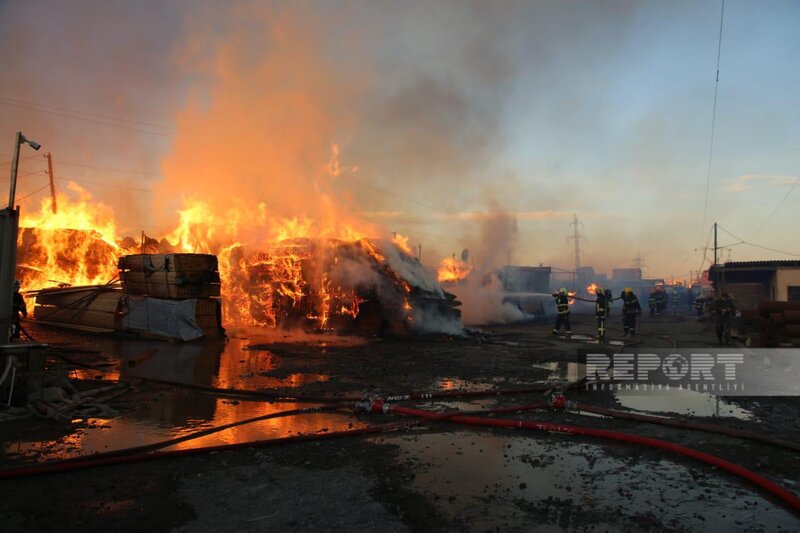 Bakıda taxta bazarında baş verən yanğın yerindən FOTOLAR