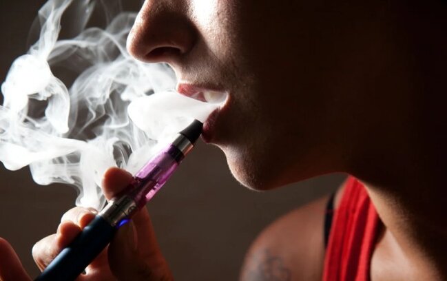 Bu gündən elektron siqaret çəkənlər cərimələnəcək