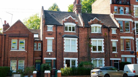 Baş nazir Londondakı mülkünü dəyərindən baha satışa çıxardı - FOTO