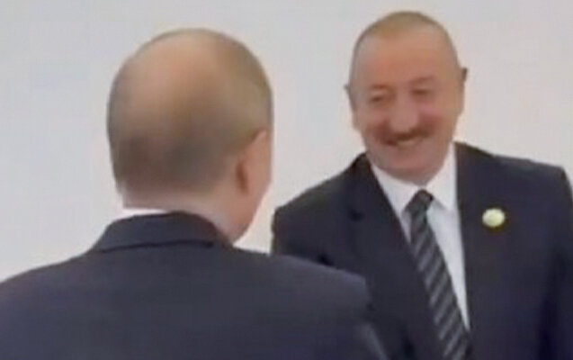 İlham Əliyevlə Putinin salamlaşma anı - Video