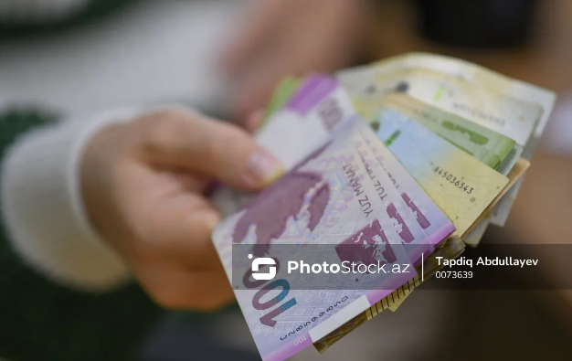 Həbsdə olan oğlunu azad etdirəcəyini dedi, minlərlə manatı ələ keçirdi