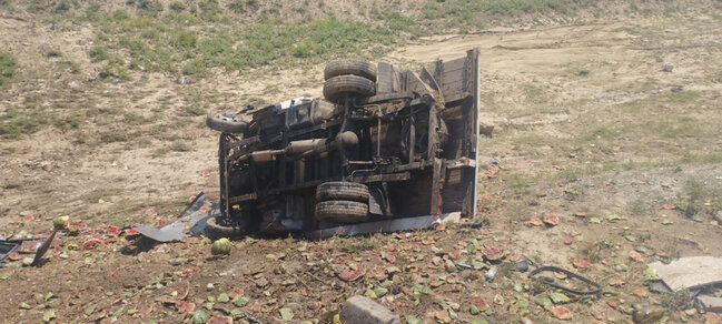 Qarpızla dolu yük maşını dərəyə aşdı - Fotolar