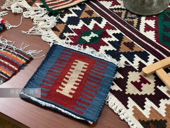 Gürcüstanda yaşayan əcnəbilər Azərbaycan xalçaları toxumağı öyrəniblər - FOTO