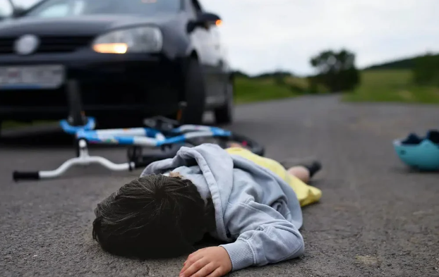 Salyanda avtomobil 10 yaşlı uşağı vuraraq öldürüb