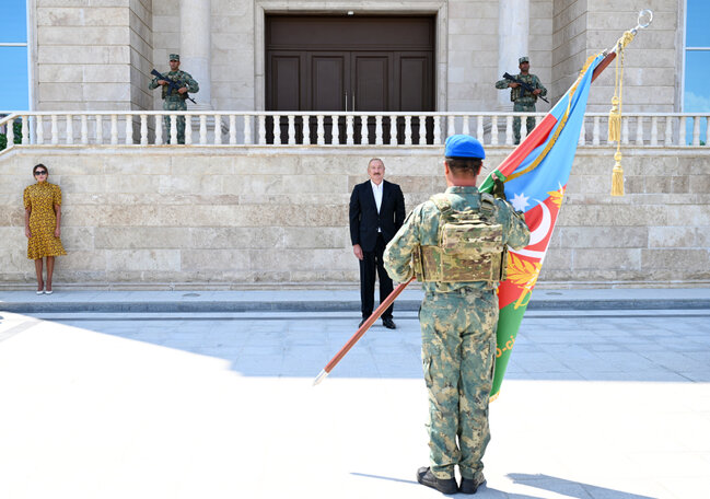 Prezident Döyüş bayraqlarının verilməsi mərasimində - Fotolar