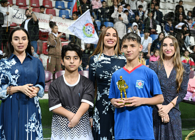 Prezidentin qızları və gəlini minifutbol turnirini izlədi - Fotolar