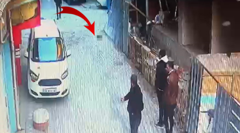 DƏHŞƏTLİ QƏTL Kişi dostunun başını kəsib damdan atdı - VİDEO