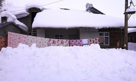 Kənd qarın altında qaldı: Evlərdən çıxmaq üçün tunel qazırlar - FOTO