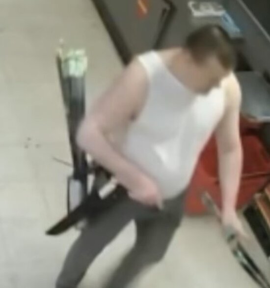 Psixoloji problemli şəxs mağazaya oxla hücum edib 5 nəfəri öldürdü - FOTO