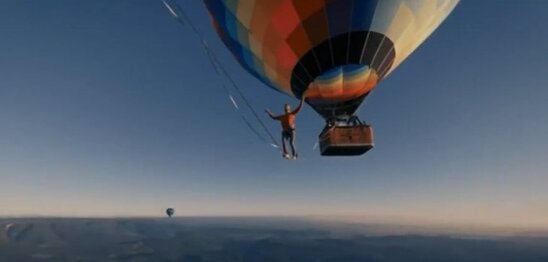 Səmada ADRENALİN: İki şar arasına ip keçirdi və... - FOTO