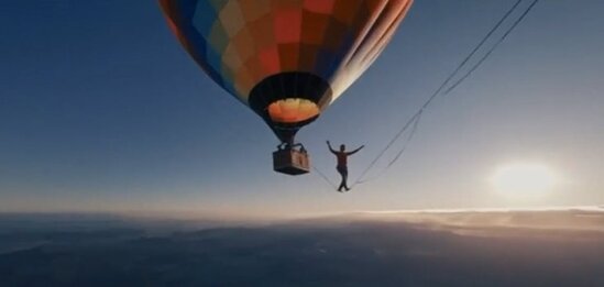 Səmada ADRENALİN: İki şar arasına ip keçirdi və... - FOTO