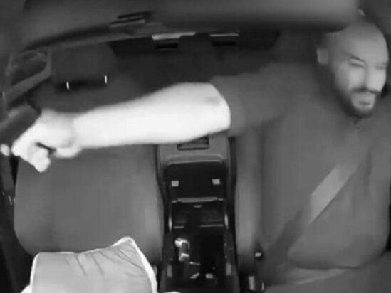 Sükan arxasından əyləşən kişi onu təqib edən sürücüyə atəş açdı - ANBAAN VİDEO