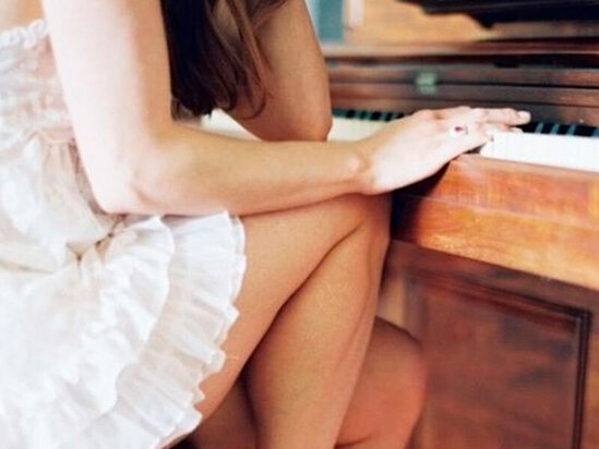 "Dərsdə məni qucaqlayıb öpürdü" - pedofil piano müəllimi saxlanıldı