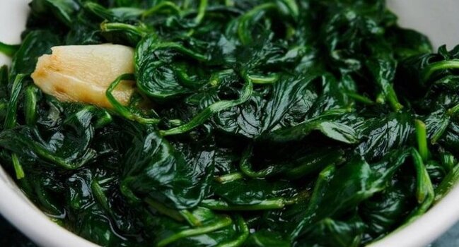 İspanaq yeyərkən iki dəfə düşünün: Fayda əvəzinə zəhər saça bilər