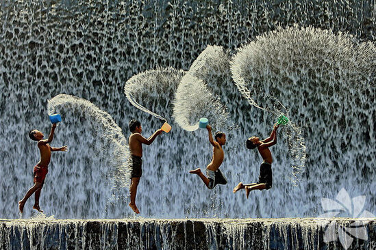 Dünyanın müxtəlif yerlərində əylənən UŞAQLAR - FOTO