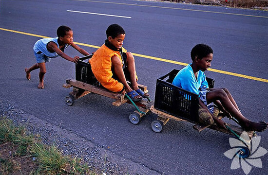 Dünyanın müxtəlif yerlərində əylənən UŞAQLAR - FOTO
