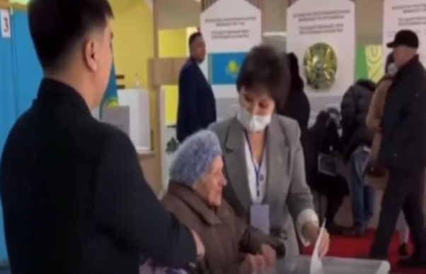 102 yaşlı qadına 100 yaşa qədər yaşamaq arzulandı