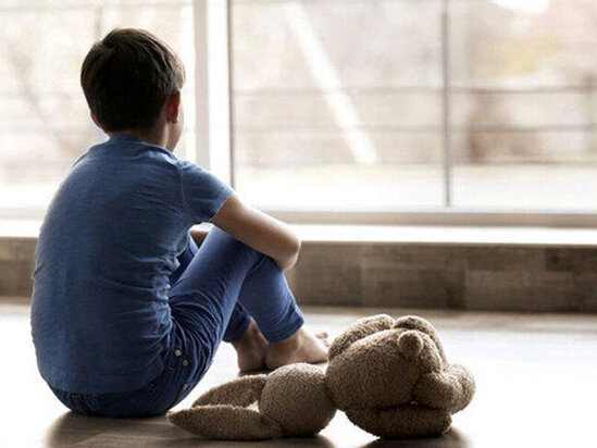 Uşaq danışmır, ətrafdakılarla ünsiyyətə girmirsə... AUTİZMin simptomları və müalicəsi