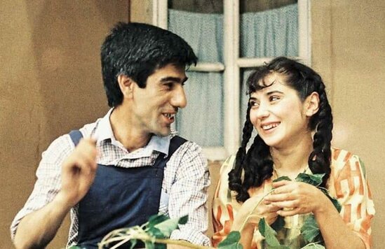 Tamaşa vaxtı övladı tələf oldu, ilan sancsa, da roluna davam elədi, həmkarı onu səhnədən yerə çırpdı