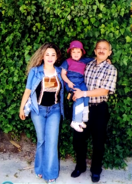 Tamaşa vaxtı övladı tələf oldu, ilan sancsa, da roluna davam elədi, həmkarı onu səhnədən yerə çırpdı