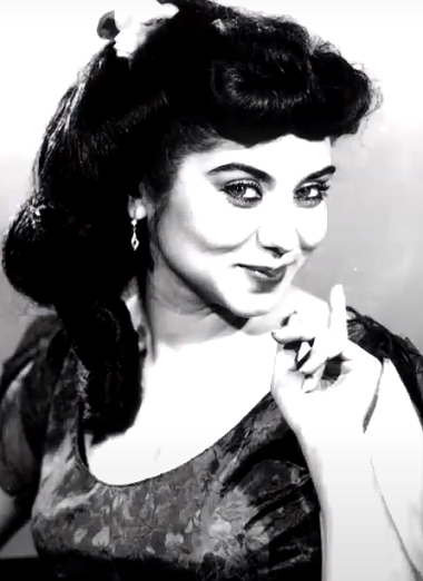 Tamaşa vaxtı övladı tələf oldu, ilan sancsa, da roluna davam elədi, həmkarı onu səhnədən yerə çırpdı