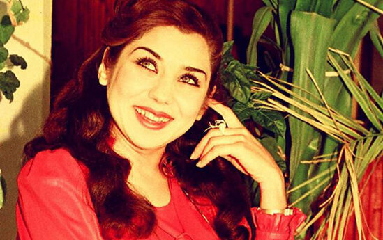 Tamaşa vaxtı övladı tələf oldu, ilan sancsa, da roluna davam elədi, həmkarı onu səhnədən yerə çırpdı