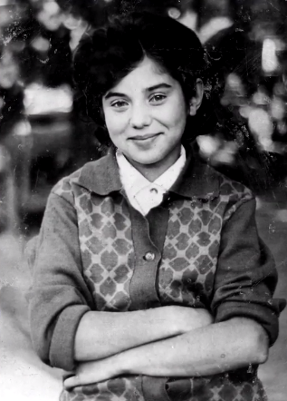 Tamaşa vaxtı övladı tələf oldu, ilan sancsa, da roluna davam elədi, həmkarı onu səhnədən yerə çırpdı