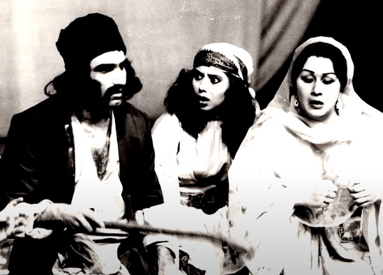 Tamaşa vaxtı övladı tələf oldu, ilan sancsa, da roluna davam elədi, həmkarı onu səhnədən yerə çırpdı