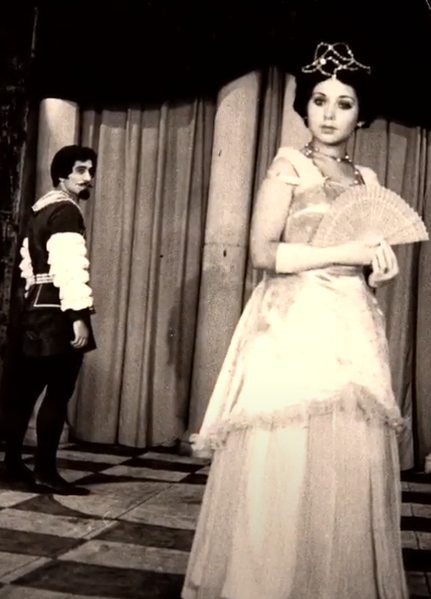 Tamaşa vaxtı övladı tələf oldu, ilan sancsa, da roluna davam elədi, həmkarı onu səhnədən yerə çırpdı