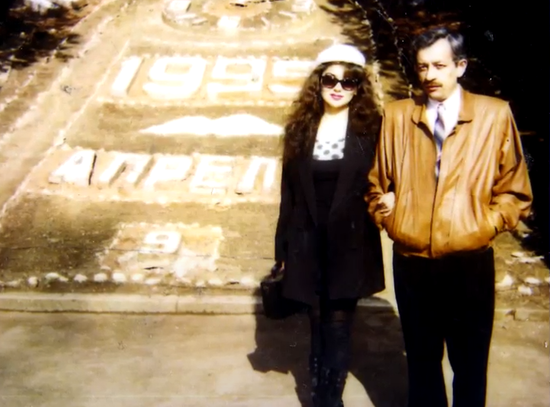 Tamaşa vaxtı övladı tələf oldu, ilan sancsa, da roluna davam elədi, həmkarı onu səhnədən yerə çırpdı