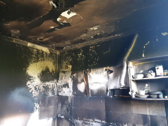 Tanınmış jurnalistin evi yandı - FOTO
