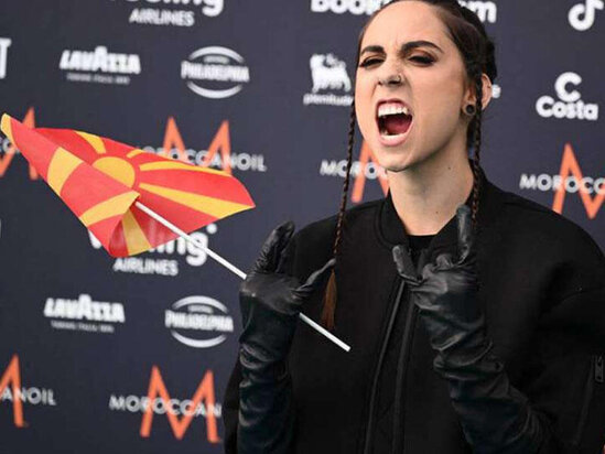 Poza üçün bayrağı yerə atdı - Avroviziyada qalmaqal - VİDEO