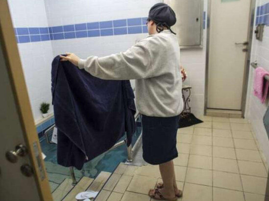 2 ildən sonra evinə qayıdan qadın heyrətə gəldi: Hamama girəndə... - FOTO